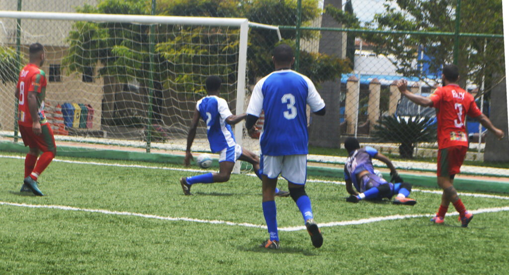 Apoio (vermelho) e Rosamirim (azul)